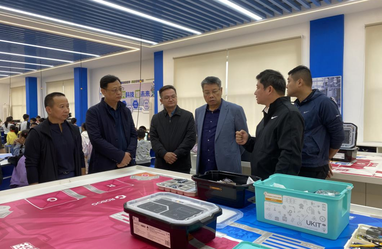 张艺兵赴柳调研新华人工智能科创教室